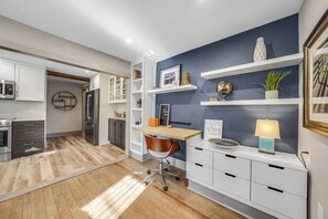 Fridge, microwave, oven, stovetop - Luxury Apartment in Kennett Square (Kennett Square)