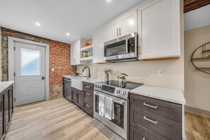Fridge, microwave, oven, stovetop - Luxury Apartment in Kennett Square (Kennett Square)