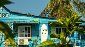 Exterior - Twin Fin Hostels (Bocas del Toro)