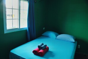 Classic Double Room (Solarte) | In-room safe, blackout curtains, free WiFi, bed sheets - Twin Fin Hostels (Bocas del Toro)