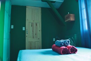 In-room safe, blackout curtains, free WiFi, bed sheets - Twin Fin Hostels (Bocas del Toro)