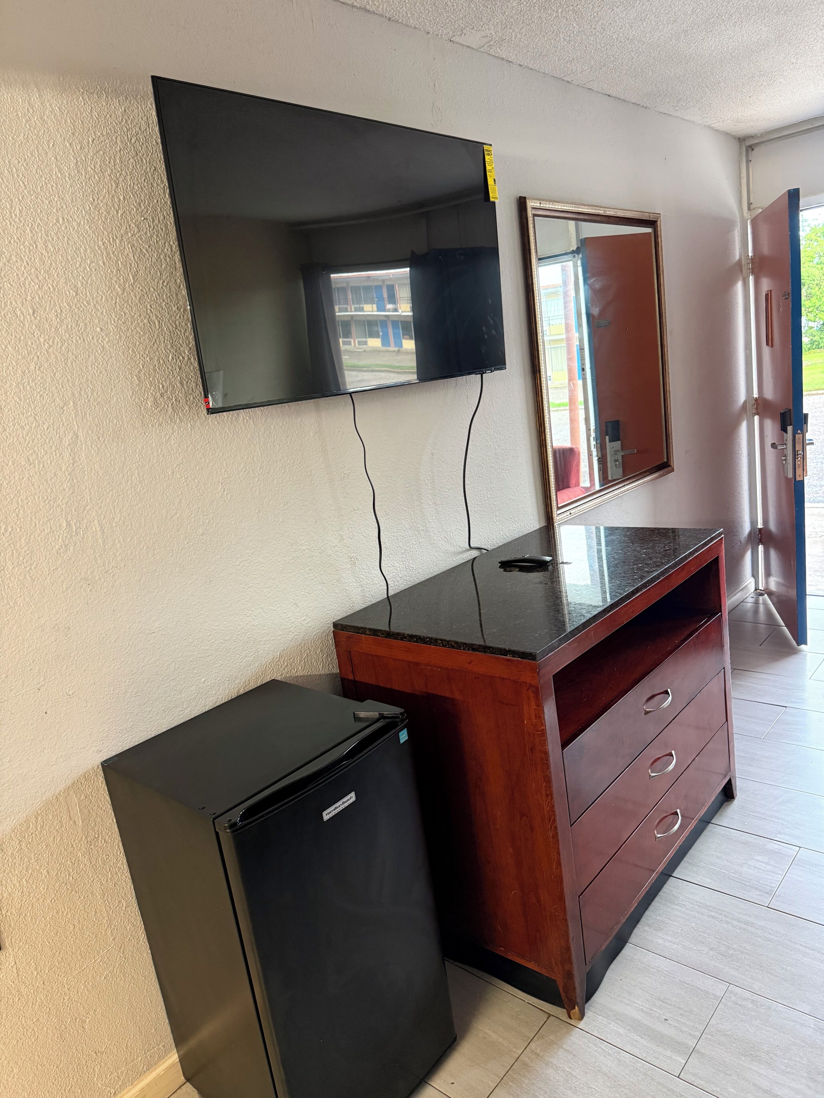 Deluxe Single Room with Stand-Up Shower | Living area