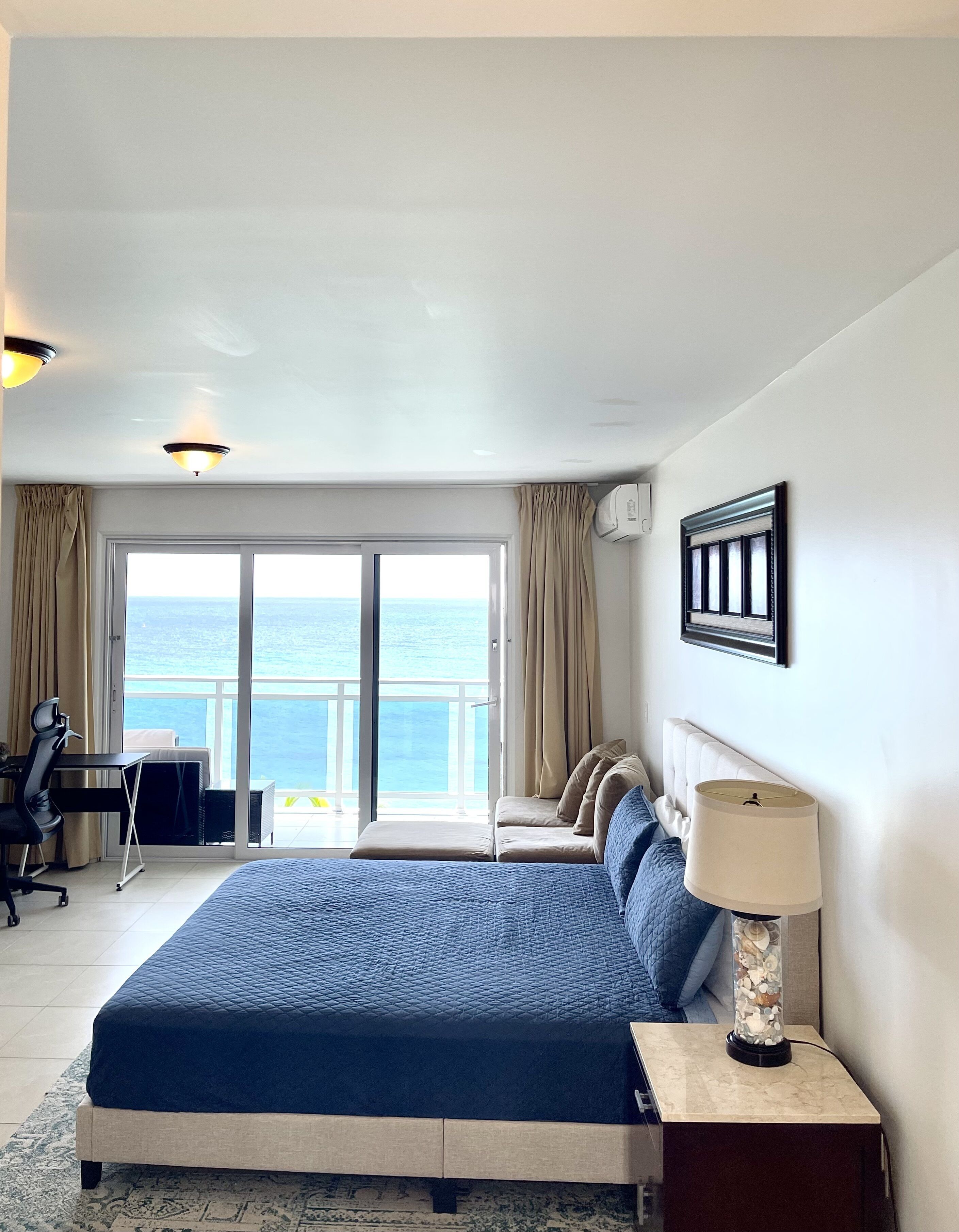 1 makuuhuone, tallelokero huoneessa, työpöytä, silitysrauta/-lauta