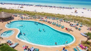 Una piscina al aire libre, una piscina climatizada