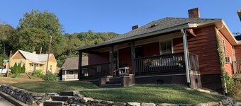 Bungalow in Downtown Asheville with Great Views of Downtown and Killer Sunsets