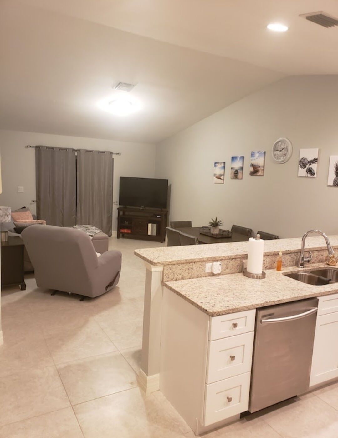 (519)  Beautiful Canal Waterfront Vacation Home 