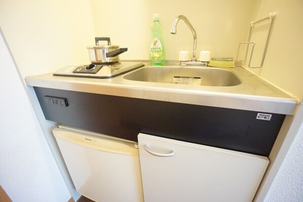 Fridge, microwave, stovetop, cookware/dishes/utensils