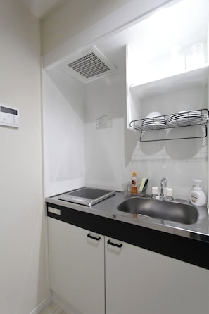 冷蔵庫、電子レンジ、コンロ、調理器具と食器