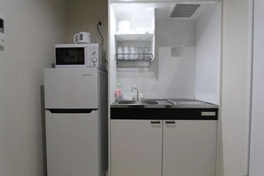 Geladeira, micro-ondas, cooktop, talheres/pratos/utensílios de cozinha