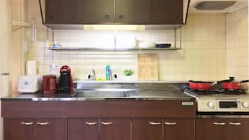 Fridge, microwave, stovetop, cookware/dishes/utensils