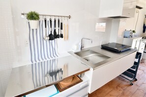 Réfrigérateur, micro-ondes, plaque de cuisson, grille-pain