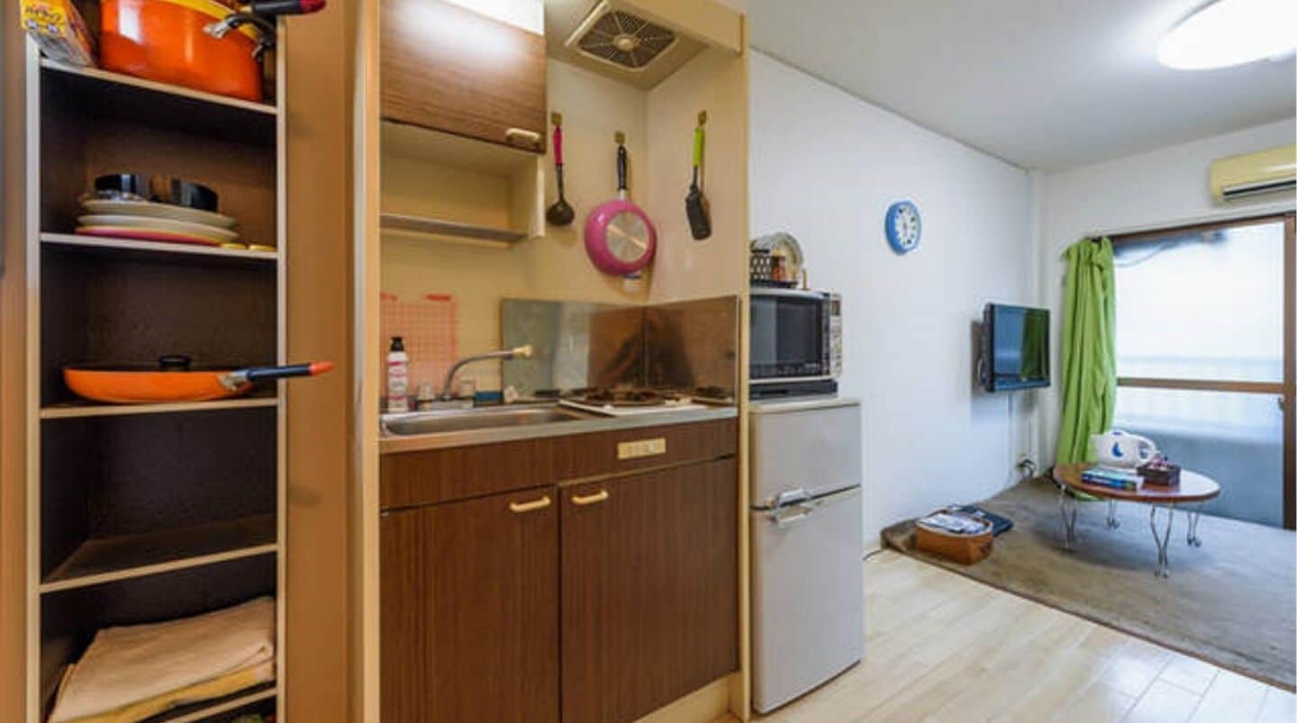 Réfrigérateur, micro-ondes, plaque de cuisson