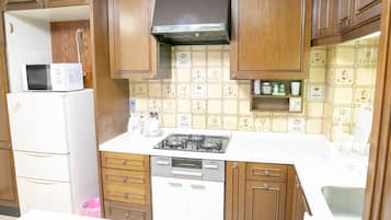 Fridge, microwave, stovetop, cookware/dishes/utensils