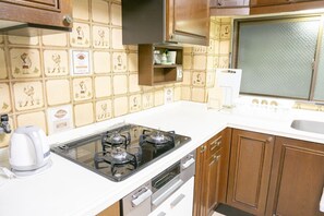 Fridge, microwave, stovetop, cookware/dishes/utensils - 4 floors Building 1 building 3 minutes w - JUSO / Osaka Ōsaka (Osaka)