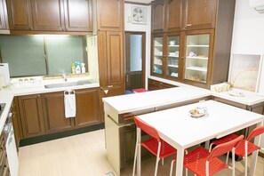 Fridge, microwave, stovetop, cookware/dishes/utensils - 4 floors Building 1 building 3 minutes w - JUSO / Osaka Ōsaka (Osaka)