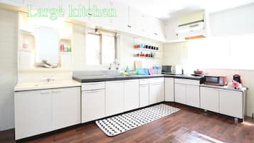 Réfrigérateur, micro-ondes, plaque de cuisson