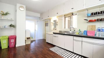 Réfrigérateur, micro-ondes, plaque de cuisson