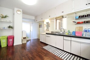 Frigorífic, microones i placa de cuina