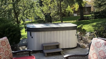 Tina de hidromasaje al aire libre