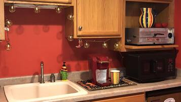 Refrigerador, microondas, cafetera y tetera y tetera eléctrica