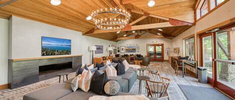 Televisión, chimenea, estéreo