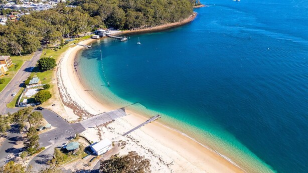 Beach nearby - Bay Parklands, 57/2 Gowrie Ave - ground floor unit with pool, tennis court & aircon (Nelson Bay)
