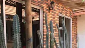 Un edificio con fachada de ladrillo y ventanas grandes.