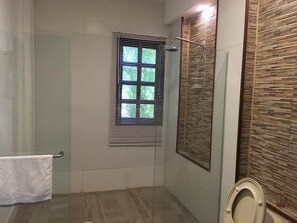 Cabaña familiar | Baño | Ducha, cabezal de ducha tipo lluvia, toallas y jabón