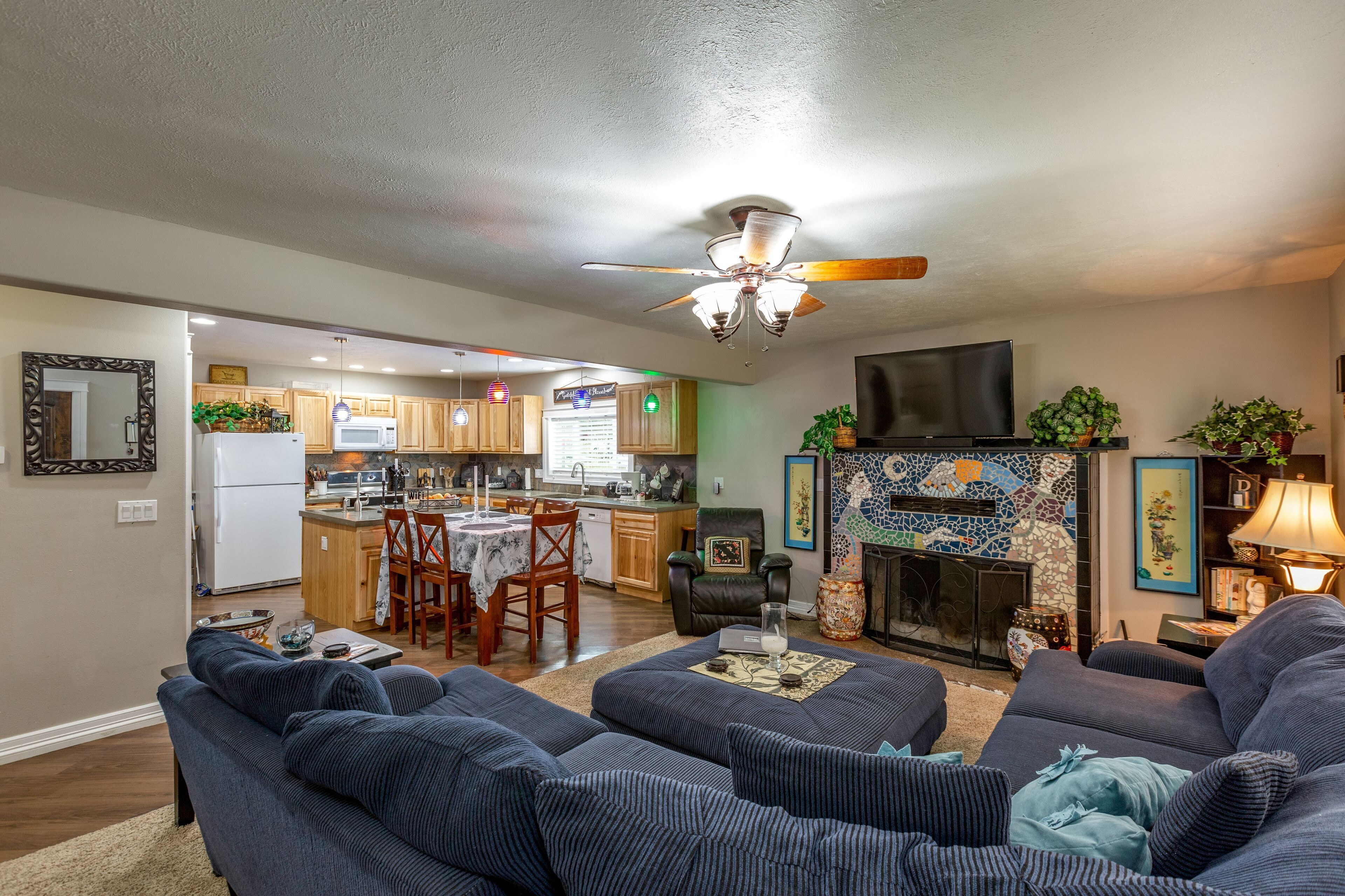 Sleeps 12+ Epic family room, Cool gym! Ideal for Families & Kids!Lots of Parking