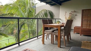 Outdoor dining - Baden 86 - Rainbow Shores. Walk To Beach - Top Floor - Air conditioned Unit. Free Wi-Fi (RAINBOW BEACH)