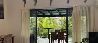 Baden 86 - Rainbow Shores. Walk To Beach - Top Floor - Air conditioned Unit. Free Wi-Fi