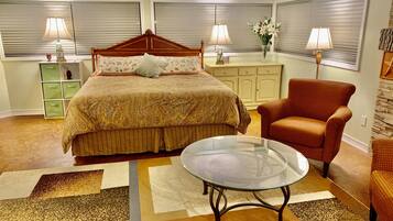 1 slaapkamer, een bureau, een strijkplank/strijkijzer, wifi