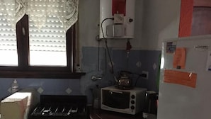 Chalet Confort | Cocina privada | Cafetera y tetera, refrigerador, microondas y horno