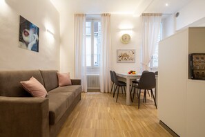 Living area - A cozy and modern apartment in Florence by Mmega (Firenze)