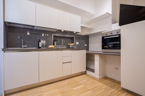 Kühlschrank, Ofen, Herdplatte, Wasserkocher mit Kaffee-/Teezubehör