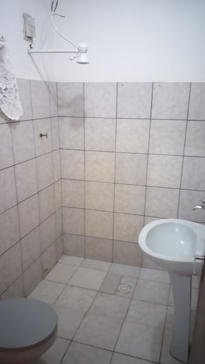 Apartamento básico, 2 camas de casal, cozinha | Banheiro | Chuveiro, toalhas de banho