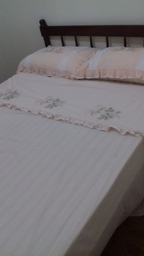 Apartamento básico, 2 camas de casal, cozinha | Ferros/tábuas de passar roupa, Wi-Fi de cortesia, roupa de cama