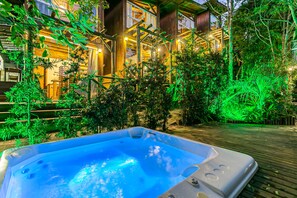 مغطس بمضخات للمياه