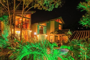 Fachada da propriedade à noite