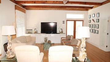 House, Multiple Beds, Kitchen, Ocean View | Living area | 40-inch TV with digital channels