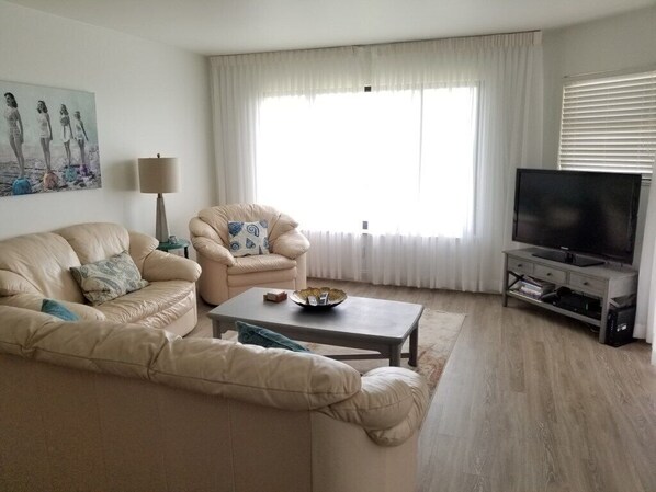 Condo, Multiple Beds, Hot Tub, Ocean View | Living room