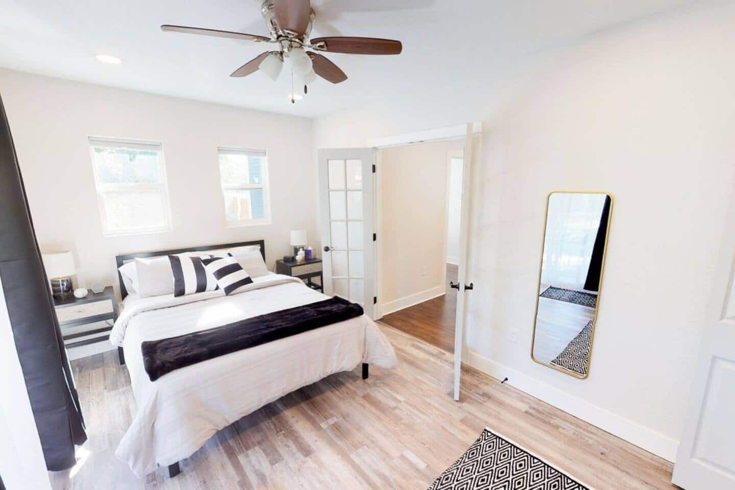 3 soverom, skrivebord, strykejern/-brett og reiseseng for barn