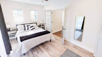 3 makuuhuonetta, työpöytä, silitysrauta/-lauta, vauvan matkasänky