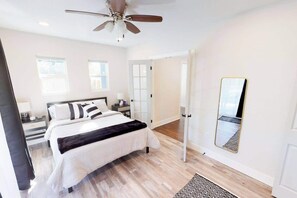 3 Schlafzimmer, Schreibtisch, Bügeleisen/Bügelbrett, Reisekinderbett