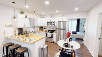 Frigorífico, microondas, horno y placa de cocina