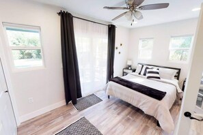 3 chambres, bureau, fer et planche à repasser, lit parapluie