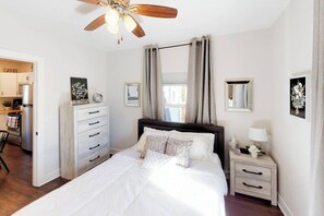 3 habitaciones, escritorio y tabla de planchar con plancha 