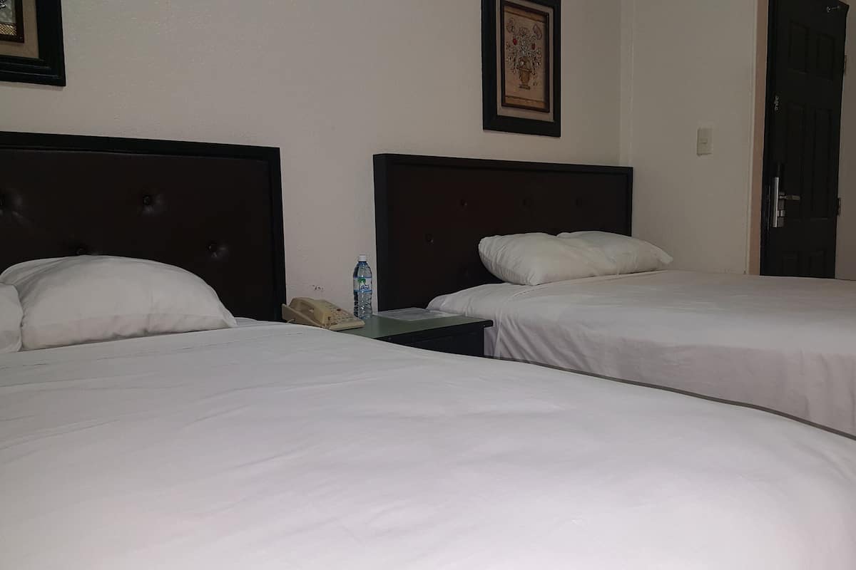 Escritorio, espacio para trabajar con laptop y cortinas blackout