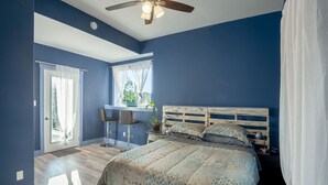 Une chambre à coucher avec un lit, un bureau et une chaise.