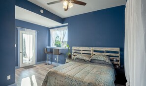 2 soverom, skrivebord, strykejern/-brett og reiseseng for barn